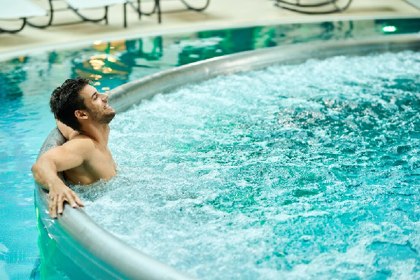 Swimming Pool and Jacuzzi